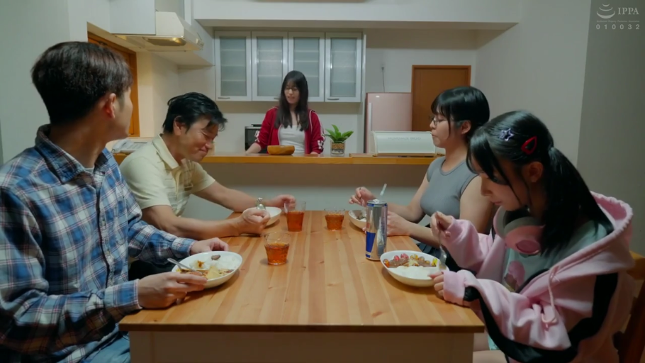 交谈中 · 格子衫 · 餐厅 · 红牛饮料