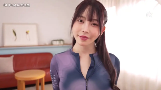 客厅 · 上半身特写 · 诱惑 · 紫色紧身连体运动服