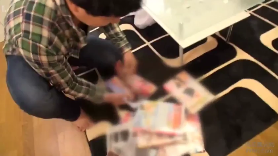 蹲姿 · 客厅 · 整理 · 格纹衬衫 · 影碟