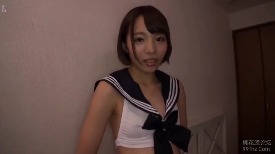 卧室 · 凝视镜头 · 上半身特写 · 水手服上衣
