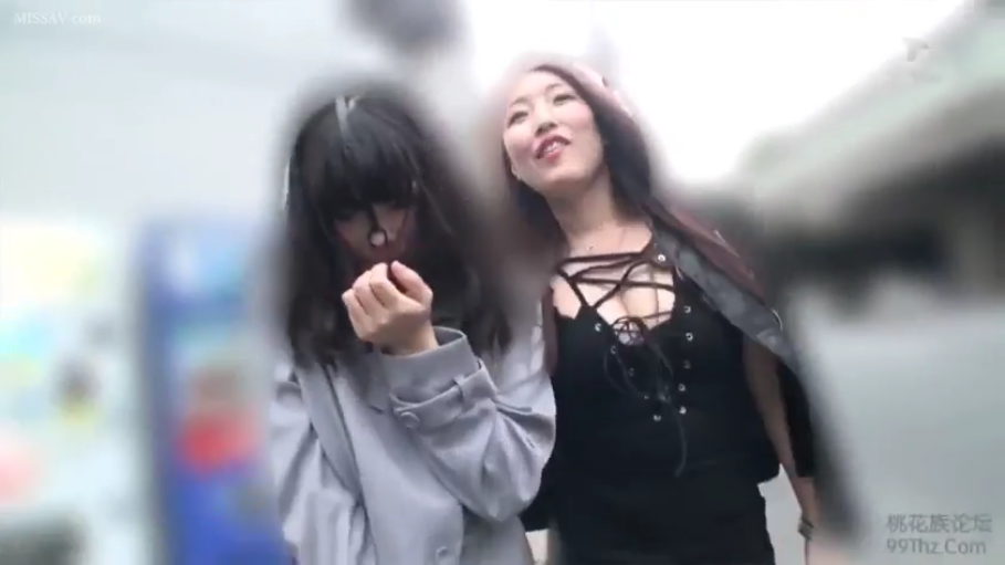 户外街道 · 害羞遮挡 · 中景镜头 · 画面边缘模糊处理 · 黑色系带紧身吊带衣