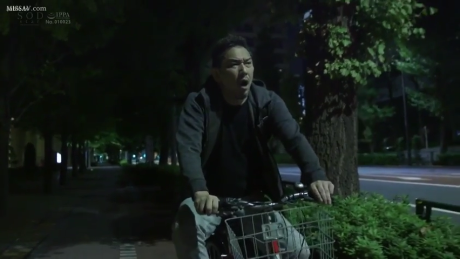 中景 · 夜景 · 呐喊 · 自行车 · 深夜街道 · 骑自行车 · 骑行姿态 · 休闲连帽衫