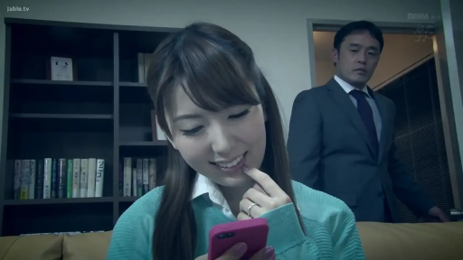 室内 · 坐姿 · 微笑 · 半身特写 · 针织衫 · 看手机 · 智能手机