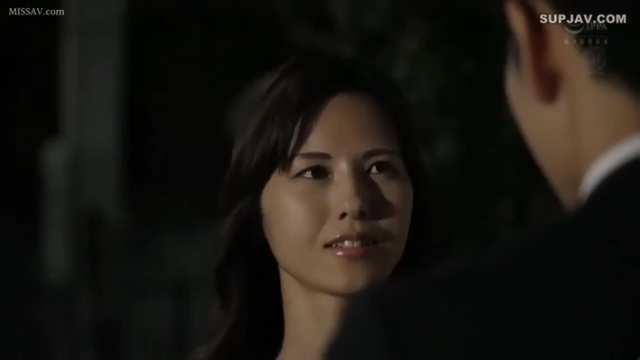 脸部特写 · 站立 · 微笑 · 交流 · 户外 · 熟女 · 正装