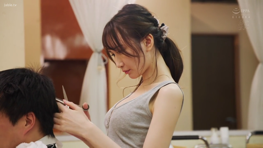 专注 · 巨乳 · 中景 · 理发 · 侧身站立 · 剪刀 · 理发店 · 灰色低胸背心