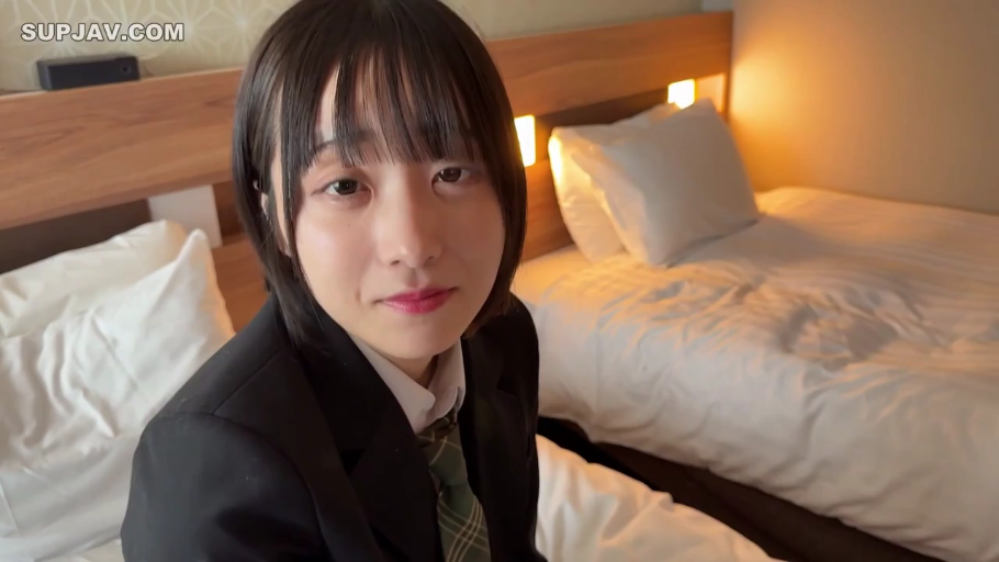坐姿 · 床铺 · 面部特写 · 酒店 · JK制服 · 注视镜头 · 日本AV · 清纯微笑