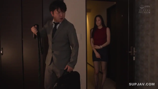 緊張 · 深灰色西装 · 酒店或公寓门口 · 领带