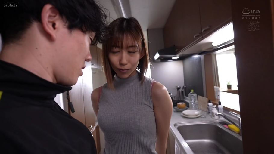 对峙 · 严肃 · 站立 · 中景 · 居家 · 厨房 · 灰色无袖高领衫 · 厨具