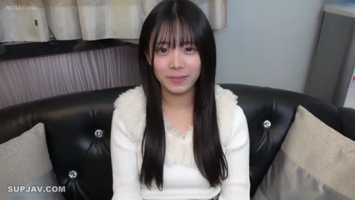 室内 · 坐姿 · 沙发 · 微笑 · 半身特写 · 注视镜头 · 白色毛衣 · 黑长直