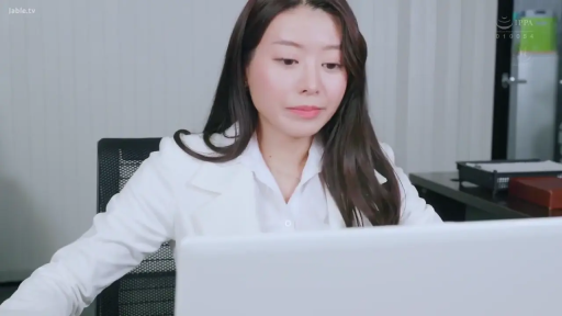 坐姿 · 办公室 · 平静 · 电脑 · 职业装 · 上半身 · 长发 · 工作中