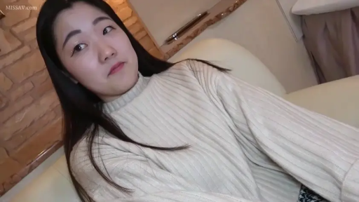 坐姿 · 自然 · 面部特写 · 高领毛衣 · 谈话 · 室内房间 · 素人