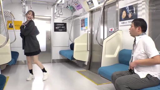调情 · 地铁车厢 · 広告ポスター · 男生穿白色短袖衬衫配西裤