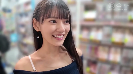 商店 · 肩膀特写 · 开心 · 白色肩带 · 佩戴耳坠