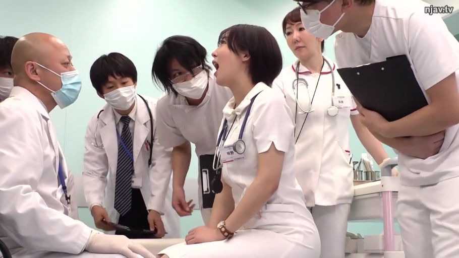 坐姿 · 医院 · 护士服 · 多人 · 张嘴 · 听诊器 · 检查