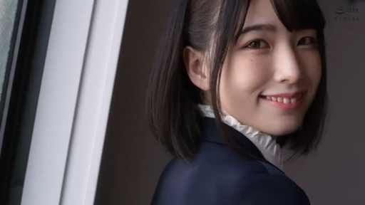 室内 · 面部特写 · 职业装 · 对视 · 短发 · 甜美微笑 · 侧身回眸