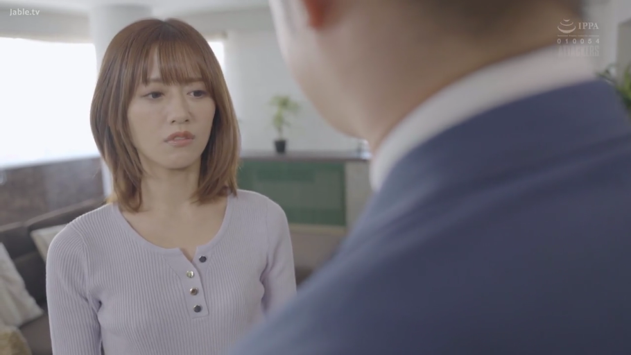 室内 · 站立 · 中景 · 对视 · 针织衫 · 日本AV · 担忧