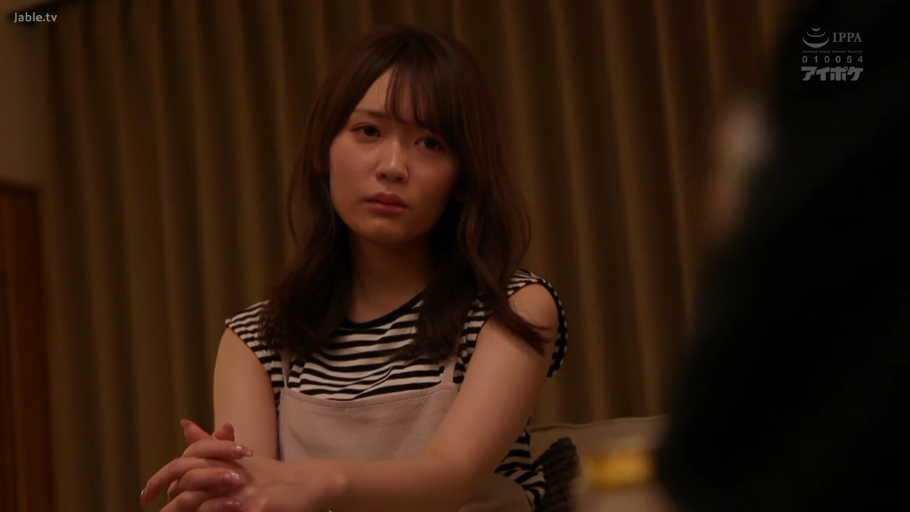 欲言又止 · 客厅 · 面部特写 · 背心裙 · 室内灯光偏暗