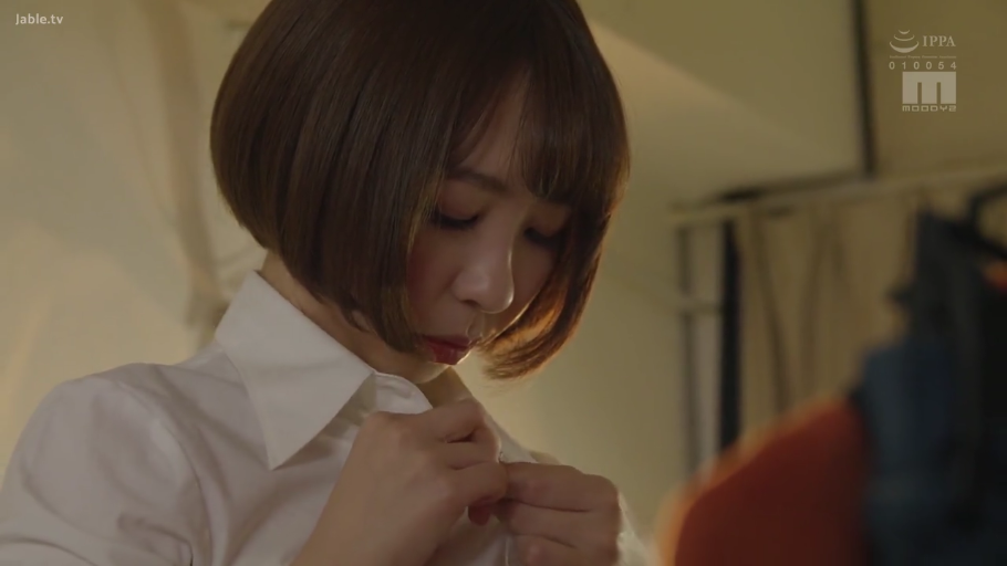 室内 · 专注 · 站立 · 白衬衫 · 面部特写 · 短发 · 扣纽扣