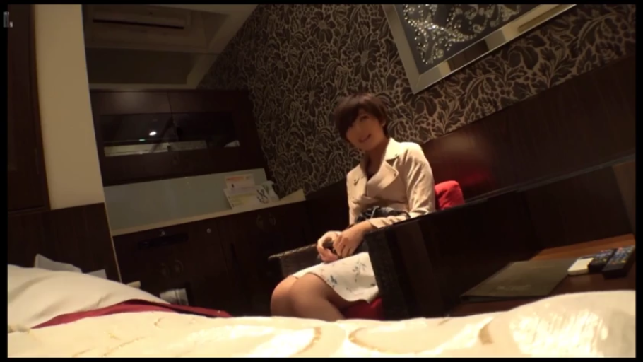 坐姿 · 交谈 · 全景 · 微笑 · 酒店 · 短发 · 风衣 · 遥控器