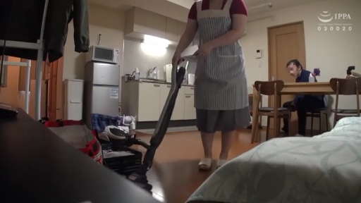 室内 · 站立 · 全景 · 自然 · 偷拍视角 · 围裙 · 做家务 · 吸尘器