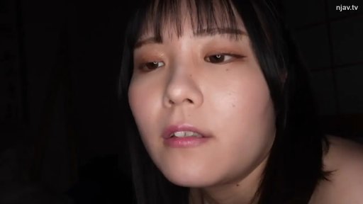 室内 · 眼睛特写 · 目光空洞 · 暗光环境 · 裸露肩膀