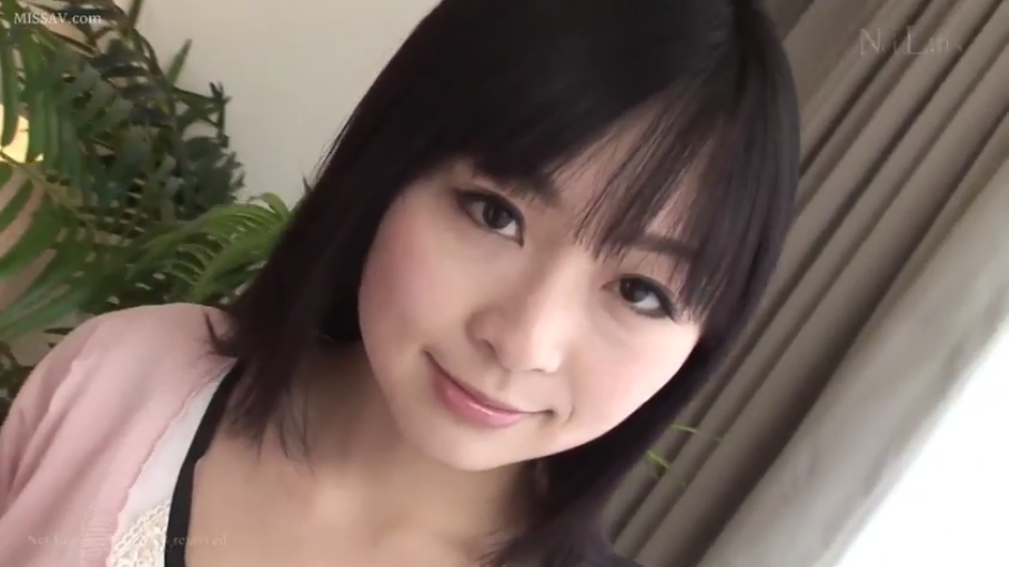 室内 · 顔部のクローズアップ · カメラをまっすぐ見つめて · 粉色开衫