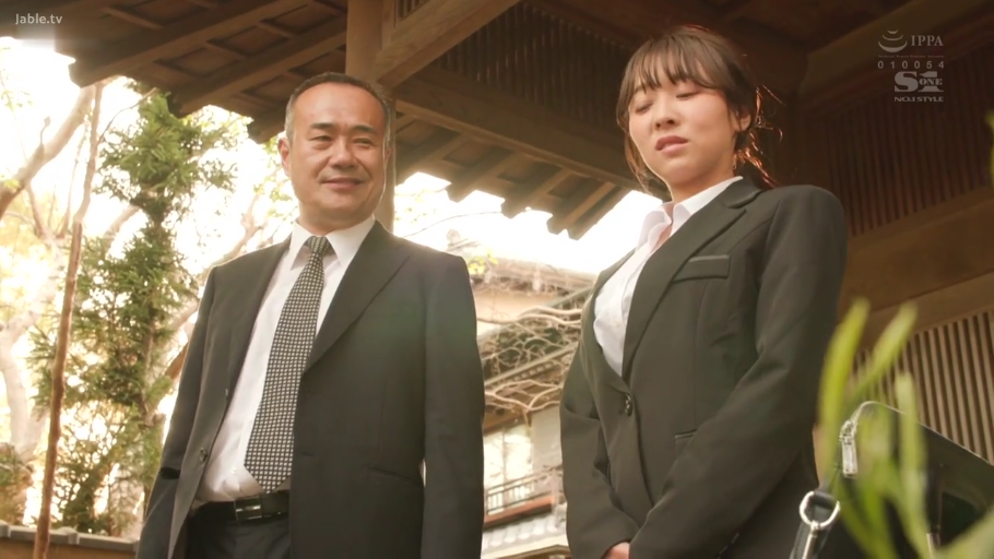 站立 · 户外 · 西装