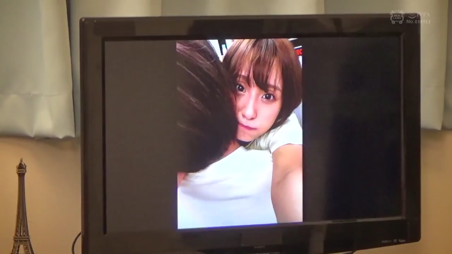 脸部特写 · 卧室 · 拥抱 · 视频截图 · T恤 · 亲热 · 电视机 · 纯欲