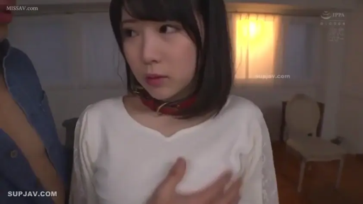 室内 · 站立 · 半身 · 白色上衣 · 项圈 · 茫然 · 摸胸