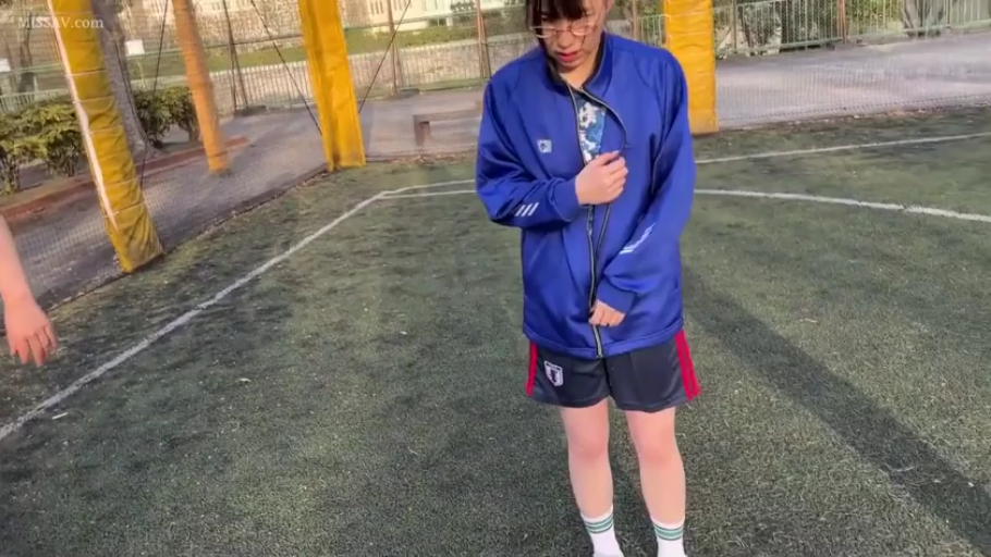 全身 · 站立 · 运动服 · 整理衣服 · 足球场