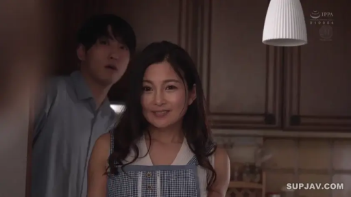 厨房 · 格子围裙 · 围裙 · 女人脸部特写 · 男人惊讶/关注表情