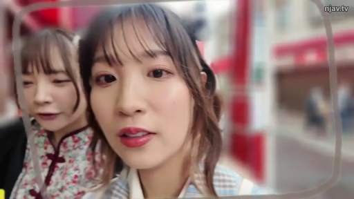 自然微笑 · 休闲衬衫 · 户外街道 · 人物面部特写