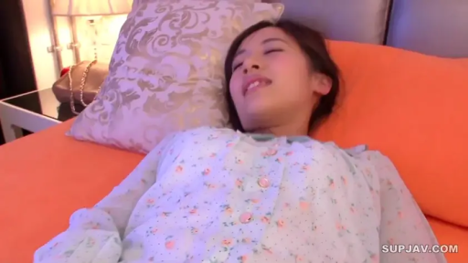 卧室 · 仰卧 · 面部特写 · 碎花衬衫