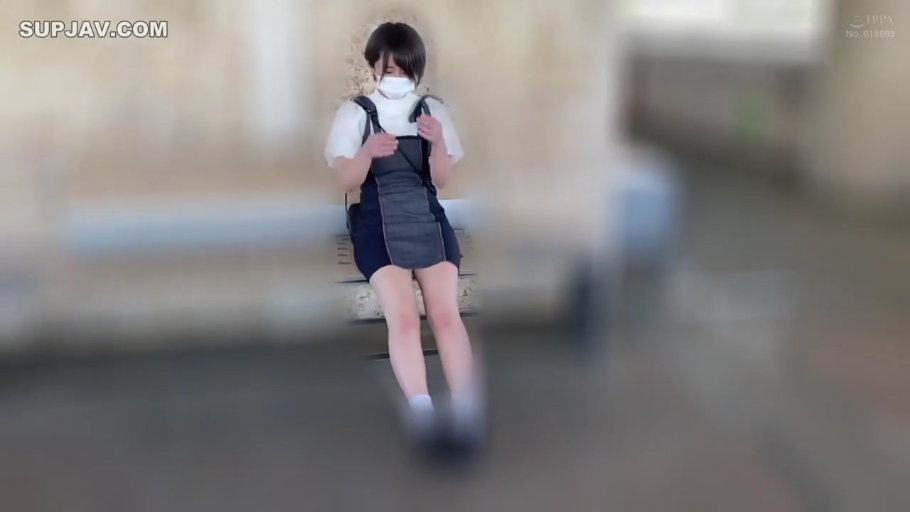 室内 · 坐姿 · 全身 · 背带裙 · 坐着