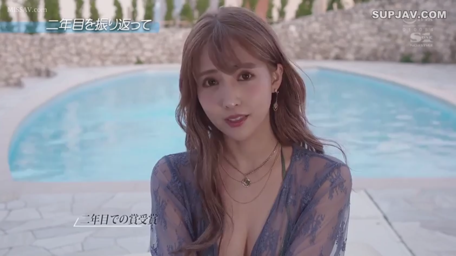 胸部特写 · 注视镜头 · 正面 · 温柔微笑 · 户外泳池 · 蓝色蕾丝透视衫