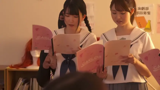 演剧部活动室 · 困惑 · 白色水手服校服 · 人物面部特写 · 剧本
