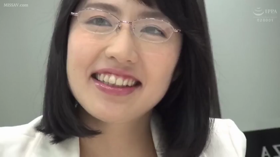 眼镜 · 眼睛特写 · 办公室 · 开朗 · 白色职业装