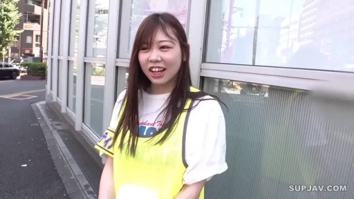 半身特写 · 室外街道 · 站立姿势 · 灿烂笑容 · 长直发 · 黄色安全马甲 · 开口交谈 · 蓝黄袖标