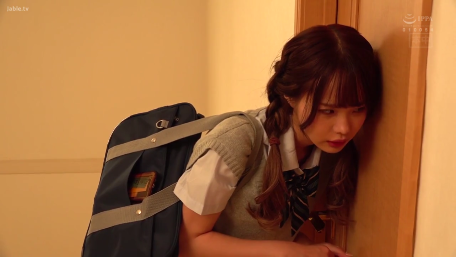 专注 · 中景 · 走廊 · JK制服 · 书包 · 靠门 · 辫子 · 偷听