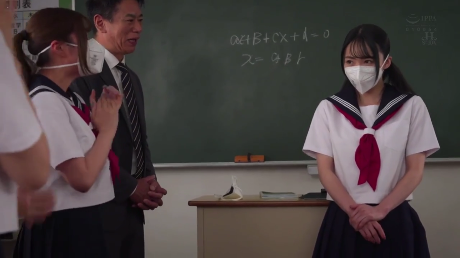 教室 · 平静 · 深色百褶裙 · 口罩