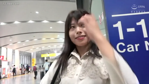 站立 · 微笑 · 半身特写 · 单肩包 · 黑长直 · 拨弄头发 · 白色蕾丝衬衫 · 火车站