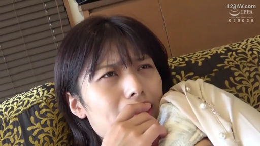 室内 · 面部特写 · 躺姿 · 浅色衬衫