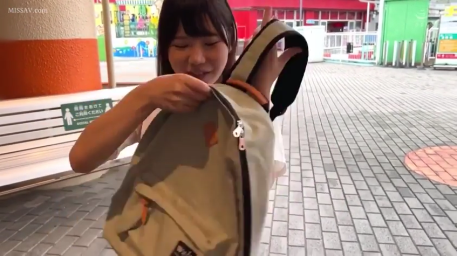 微笑 · 背包特写 · 白色上衣 · 背包 · 室外广场
