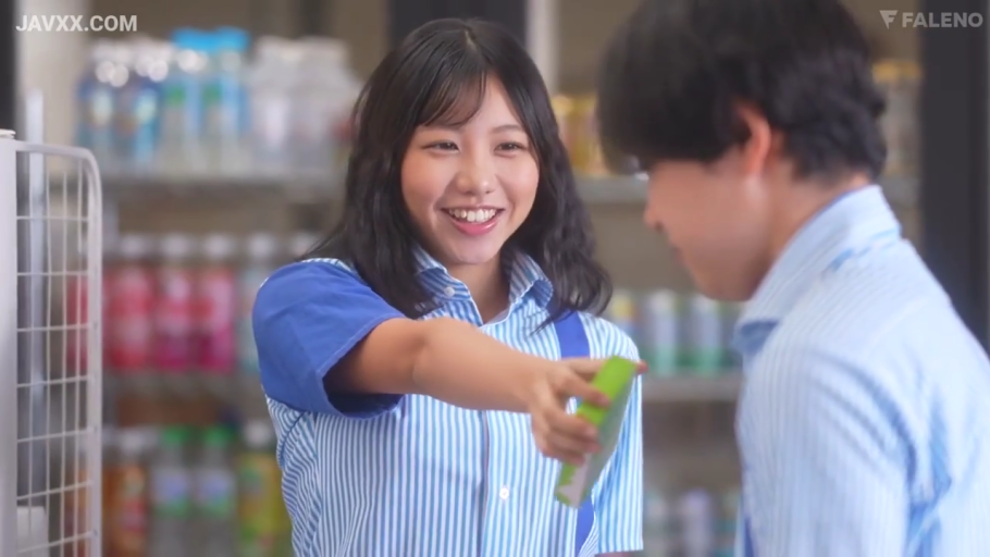 便利店 · 灿烂微笑 · 蓝白条纹制服 · 女店员面部特写