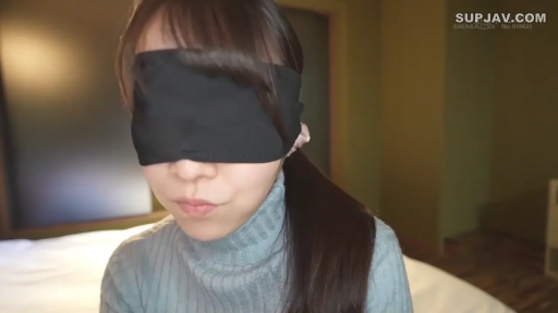 卧室 · 脸部特写 · 等待 · 灰色高领毛衣 · 黑色眼罩 · 无