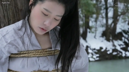 胸部区域捆绑特写 · 雪地 · 昏迷 · 麻绳 · 背景有积雪 · 白色古装内衣