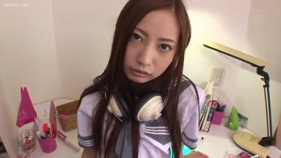 书房 · 面部特写 · 学生制服 · 面无表情 · 环境杂乱 · 头戴式耳机