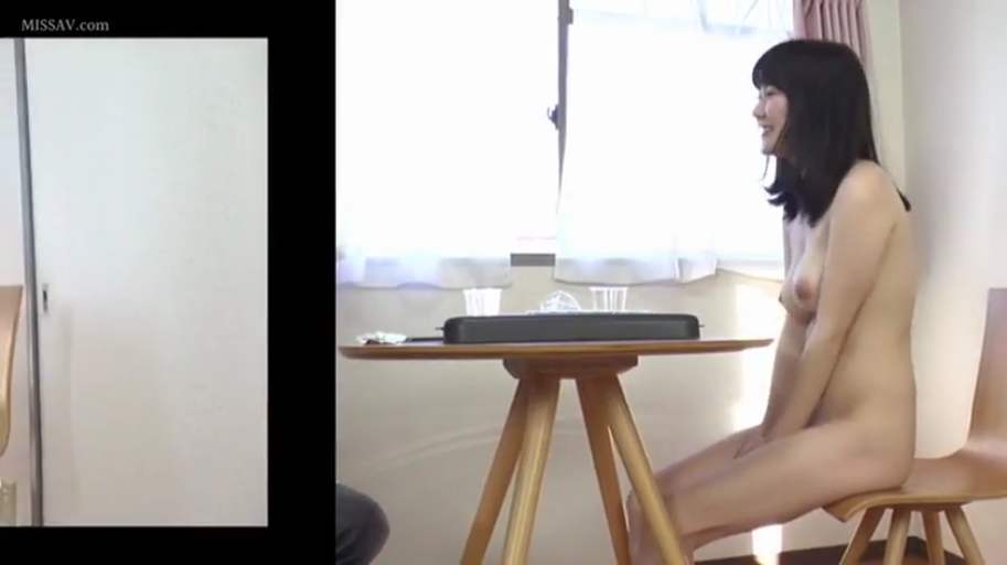 室内 · 坐姿 · 全裸 · 谈话 · 笑容 · 桌椅