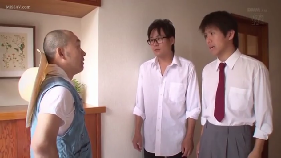 室内 · 严肃 · 站立 · 中景 · 背带裤 · 交流 · 三人 · 草帽