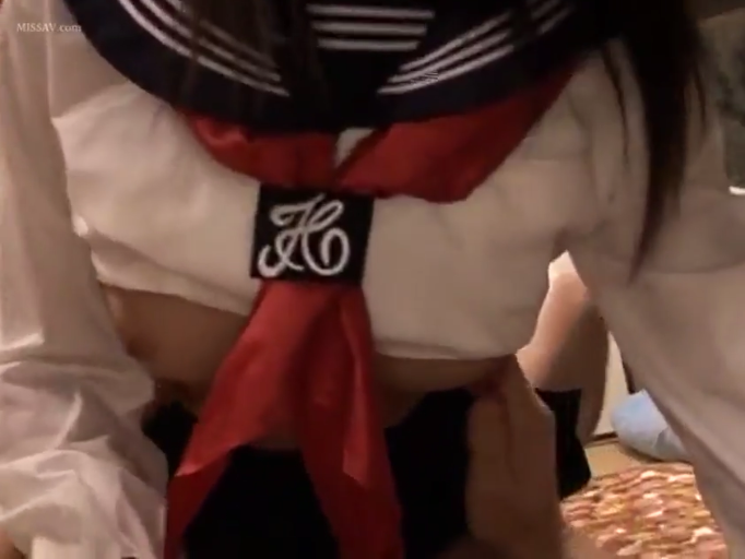 室内 · 俯身 · 水手服 · 撩起上衣 · 性感 · 未露脸 · 下乳